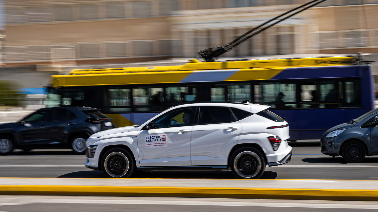 Το Kona έχει ευελιξία μικρού SUV, το τιμόνι του κόβει αρκετά και έτσι στις στροφές δε χρειάζεται να «φυλαχτείς» μη τυχόν και ακουμπήσεις τα παρκαρισμένα αυτοκίνητα εκατέρωθεν. Το Kona έχει ευελιξία μικρού SUV, το τιμόνι του κόβει αρκετά και έτσι στις στροφές δε χρειάζεται να «φυλαχτείς» μη τυχόν και ακουμπήσεις τα παρκαρισμένα αυτοκίνητα εκατέρωθεν.